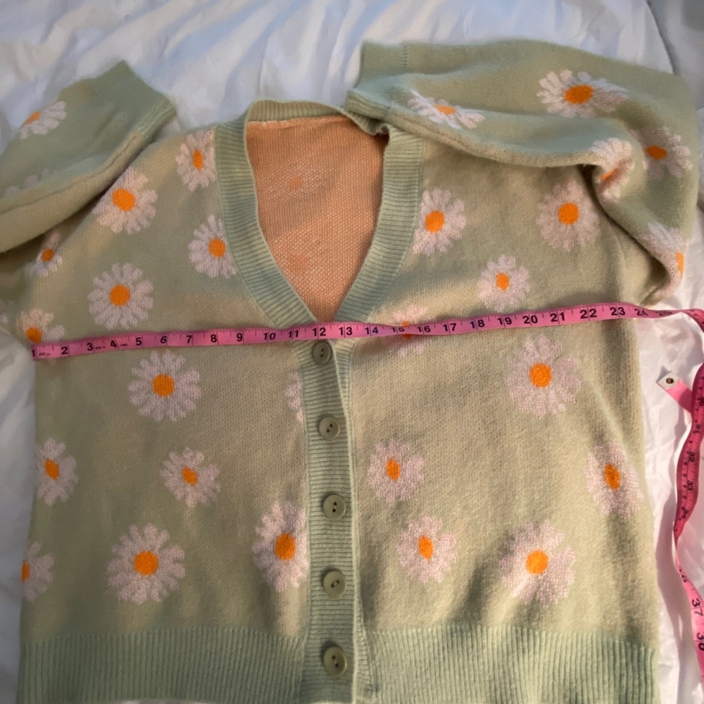 Light green cardigan/sweater, white & orange daisies.One size.Fun & flattering - Picture 9 of 12